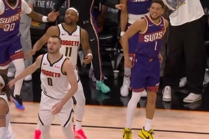 功亏一篑！布克晃开防守 空位三分绝杀不中