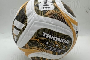 谁能踢上？世界杯决赛用球谍照：白色为底，搭配金色和黑色细节