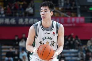 直播吧：郭昊文崴脚后穿上保护靴 好在骨头无碍