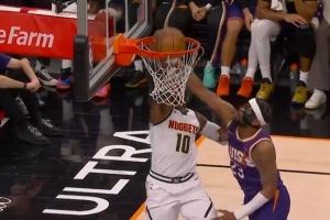 生猛！小哈达威外线开火三分命中 随后反击隔扣打2+1