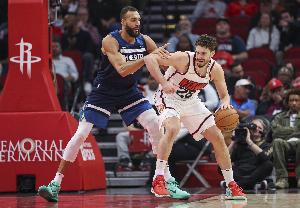 排名上不去了？火箭和湖人掘金交手都是劣势 和狼最后一场很关键