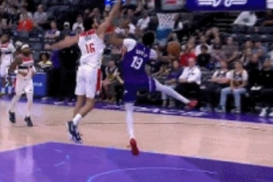 参加明年扣篮大赛吧！贝利快下接球迎着防守 跨步大翻身劈扣