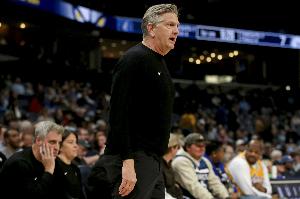 芬奇：麦克丹尼尔斯防守杜兰特时克服了一堆非法掩护