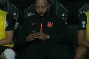 巴西媒体：德佩因在替补席玩手机，已经被巴西体育法院起诉