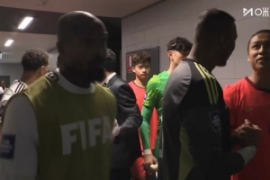 库拉索首发门将罗姆与张玉宁曾是队友，两人在球员通道打招呼