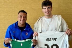 皇马系碰面！乌戈·冈萨雷斯与足坛巨星姆巴佩两人交换球衣