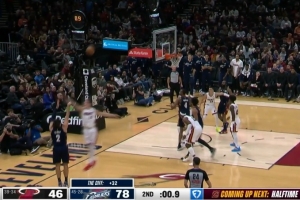 球进灯亮！斯特鲁斯压哨三分命中 率队将优势扩大到30分以上