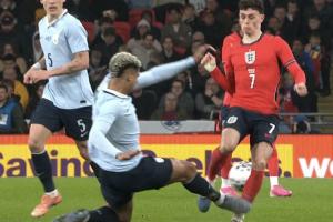 友谊赛暴铲福登！阿劳霍社媒被冲：搞毛？世界杯前想毁了福登吗？