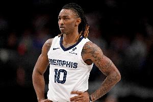 次轮48号秀！斯莫尔上半场6中5得到12分2板2助1断 三分2中2