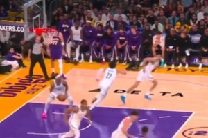 干啥呢？东契奇投篮不中后向裁判抱怨 湖人连续出现4防5