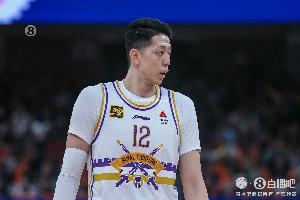 犯规困扰很难受！沈梓捷半场仅出战8分钟便领到第4犯 拿到3分2助