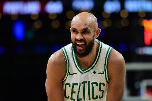 状态不佳！德里克·怀特13中3仅拿到10分4板5助 3失误5犯规