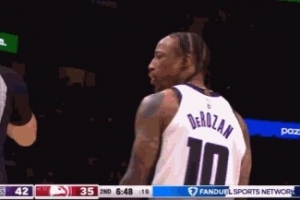 非常不满！德罗赞贴防亚历山大-沃克犯规 朝裁判大喊F词汇吃T