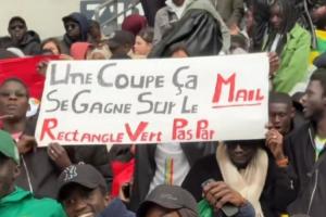 不服！塞内加尔球迷：冠军是在绿茵场上拼来的，不是靠邮件敲定的