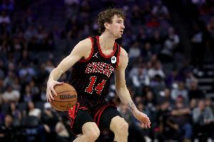 布泽利斯单赛季至少送出100帽另有100记三分 公牛队史首人！