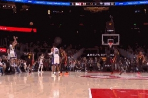 神来之笔！海斯中线附近扭身强投超远压哨三分命中