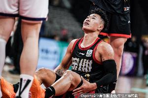 内外开花！贺希宁12中8拿到22分4板5助 三分5中4