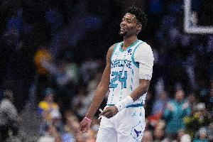 偶像在对面！布兰登·米勒外线开火 打成3+1后三分再中