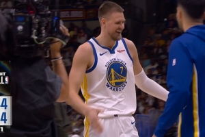 高炮台发威！波津连中2记三分 率勇士轰16-2领先10分打停掘金