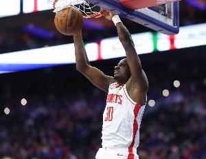 篮板怪！卡佩拉上半场得到8板3助1帽 包括4进攻板