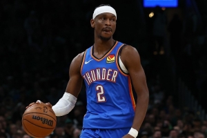 雷霆球迷扔进中圈投篮赢下2万美金 欲买下SGA新款战靴&获本尊回应