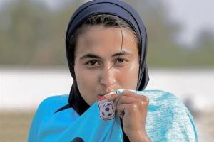 伊朗女足球员：澳大利亚许诺给我们车+房+永居 伪造我们父母消息