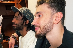 氛围不错！申京在更衣室搂着伊森接受采访 后者满脸笑容