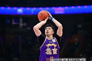 攻守兼备！邹雨宸半场3中3贡献9分3帽1断 三分2中2