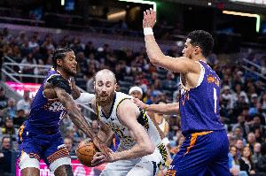 你俩没毛病！半场布克12中10砍23分4助 杰伦·格林12中8轰19分4板