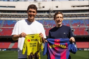 两届环法冠军温格高造访诺坎普，并与克里斯滕森交换队服