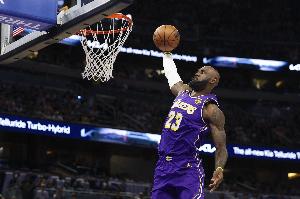 詹姆斯本赛季54场85扣 上赛季70场71扣 上上赛季71场84扣