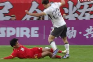 越南U23球员亮鞋钉飞铲毛伟杰小腿，毛伟杰表情十分痛苦