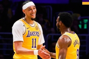 三连胜！湖人发布赢球海报：封面为布朗尼和海斯击掌瞬间