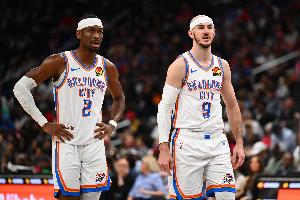 亚历山大谈最后助攻：活塞开始多人包夹我 这对队友更有利