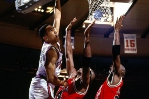 斯塔克斯：现在联盟几乎不吹走步和翻碗 有一半动作以前都是违例