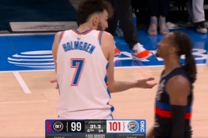 不太妙！霍姆格伦拼抢被吹犯规 个人累计6犯离场