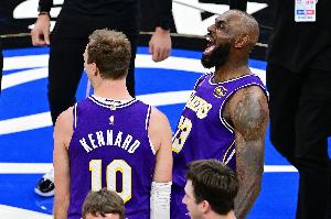 詹姆斯：海斯和艾顿合计13投全中外加14篮板 肯纳德再次投射精准