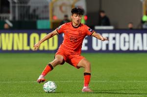 记者：杨希几乎无法拿到球的情况下还在尽力拼抢，往返能力很强