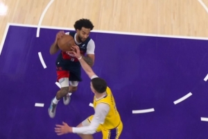 火眼金睛！拉拉维亚追防切球被吹犯规 湖人挑战成功取消犯规