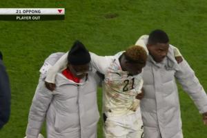 世界杯危！加纳后卫佩普拉·奥彭受伤，一瘸一拐被队医搀扶下场