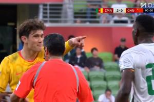 再造红牌！拜合拉木造犯规，对手领到第二张黄牌被罚下