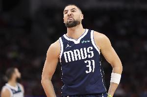 手感冰凉！克莱出战22分钟8中1仅得5分2板2助 三分6中1