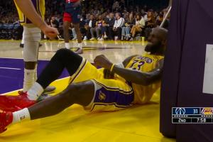 詹姆斯突破倒地左手有些不舒服 起来跟裁判示意被打手了