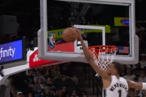 天怎么黑了？布泽利斯滞空躲闪防守 仍遭文班钉地板血帽