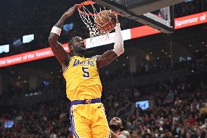 挺有活力！艾顿半场8中5贡献11分6板 其中5前场板