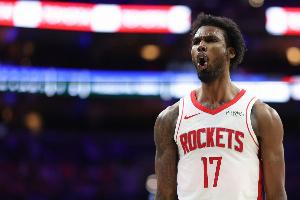 铁树开花！伊森频频冲击内线得手 个人连得10分助火箭扩大优势