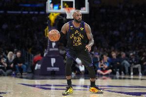 “家有一老”！詹姆斯出战31分钟 仅出手8次拿14分5板6助1断1帽