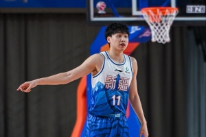 毫无手感！齐麟半场5中0未得分 仅拿到1篮板2助攻