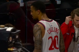 科林斯抢篮板和大洛撞到一起 膝盖有点受伤回更衣室了