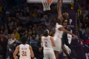 百分连线！东契奇反击速推隐蔽妙传 詹姆斯跟进双手滑翔轻扣